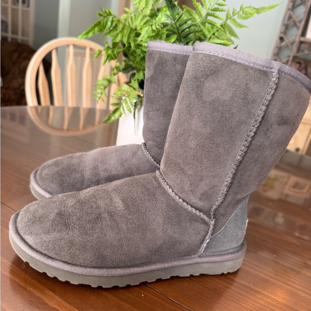 Authentic Women’s Ugg Classic Boots Gray Suede Size 8